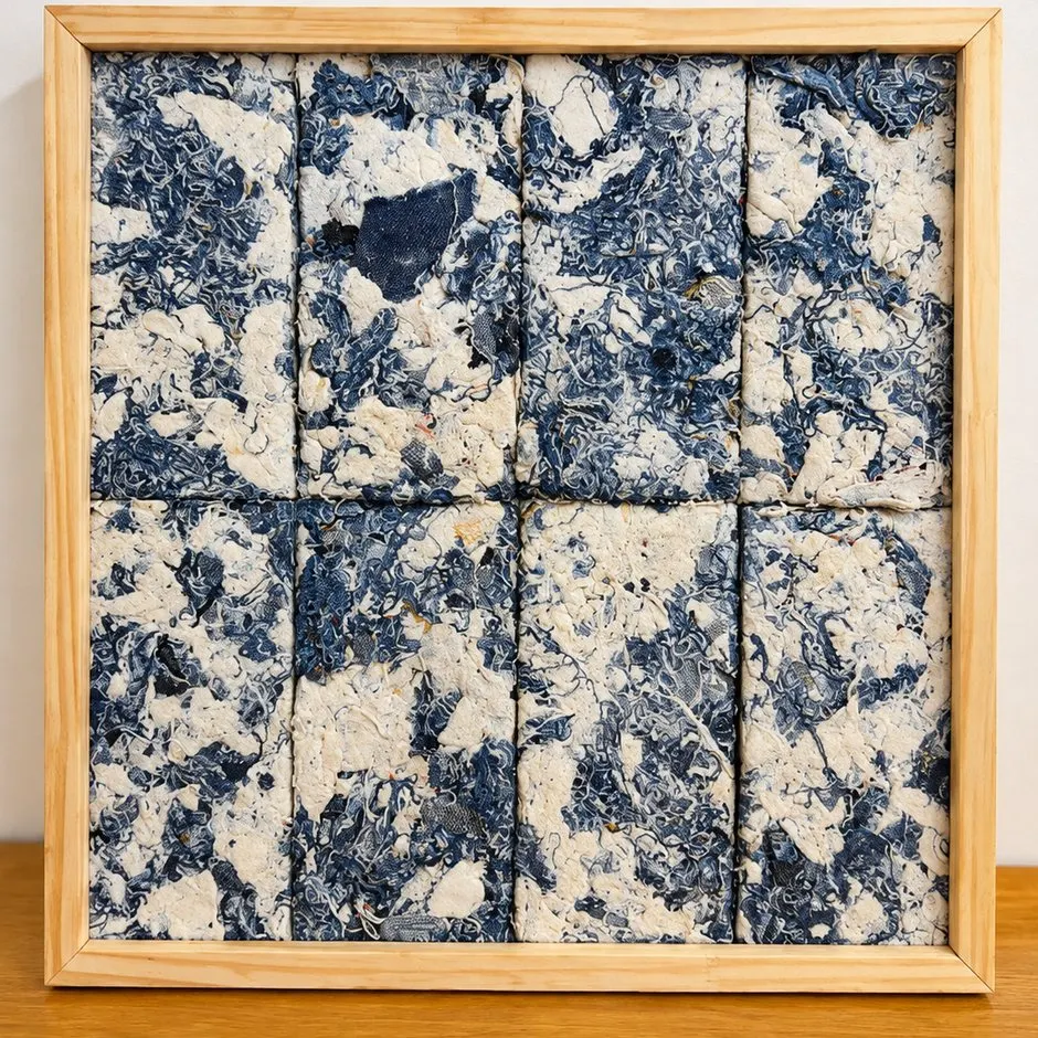 Cuadro con marco de madera con paneles Requecho en mosaico de azul y crema.